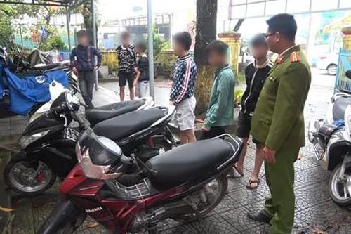 Bắt quả tang nhóm 6 thiếu niên trộm cắp một lúc 2 xe máy