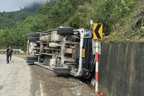 Lật xe tải trên đường Hồ Chí Minh khiến 3 người tử vong