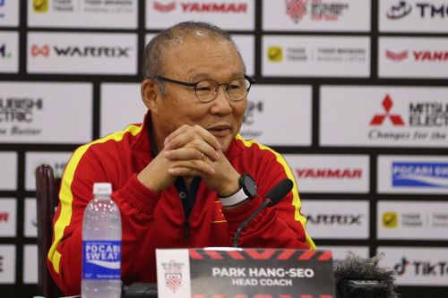 Tuyển Việt Nam bị chê đá xấu, HLV Park Hang Seo đáp trả thẳng thắn