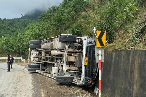 Quảng Nam: Xe tải lao vào taluy bên đường, 3 người thiệt mạng