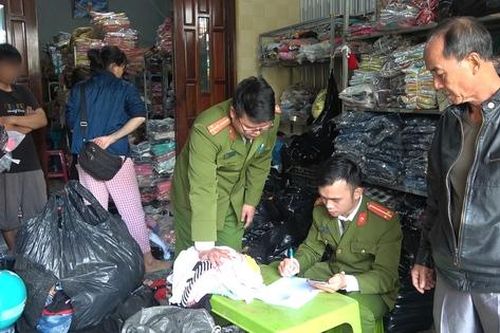 Công an kiểm tra đột xuất kho quần áo, phát hiện lượng lớn hàng nhập lậu