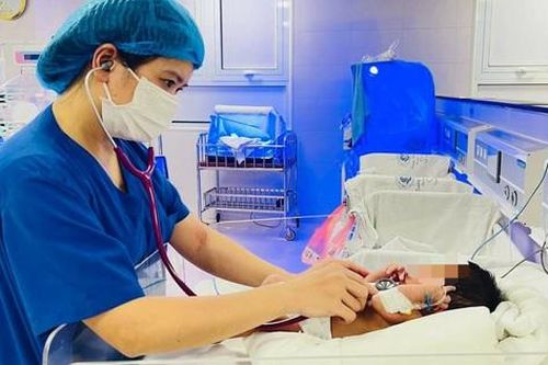 Nghẹt thở cấp cứu bé sơ sinh bị thủng ruột từ trong bụng mẹ