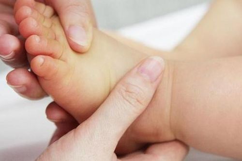 Em bé vừa chào đời đã mắc giang mai, bác sĩ chỉ rõ con đường lây bệnh