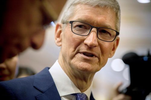 Tim Cook bị giảm lương, thưởng