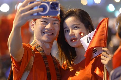 Không khí cuồng nhiệt ngoài sân Mỹ Đình trước chung kết AFF Cup