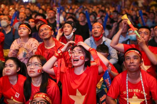 Biển người tại trung tâm TP.HCM tiếp lửa cho tuyển Việt Nam