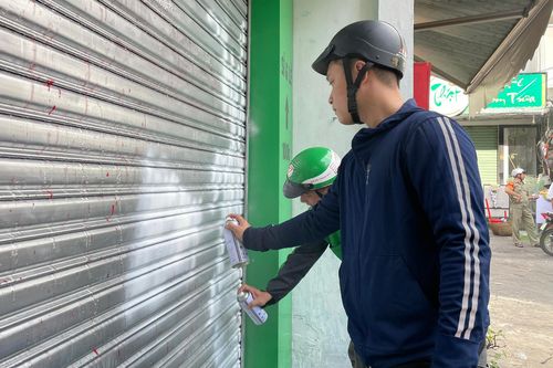 Liên tục tạt sơn 2 cửa hàng ở TP.HCM để đòi nợ