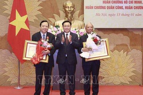 Chủ tịch Quốc hội gặp mặt, trao huân chương tặng các đồng chí nguyên lãnh đạo Quốc hội