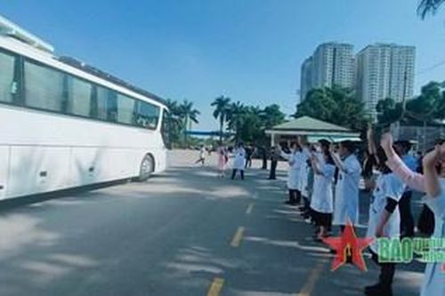 'Chuyến xe yêu thương' đưa người bệnh về quê ăn Tết