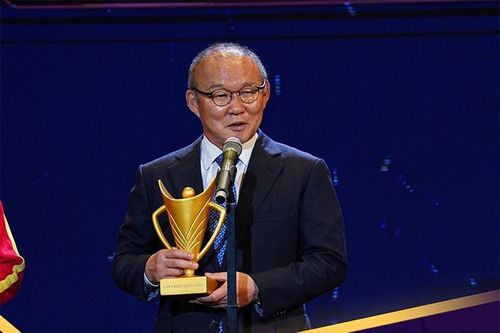 HLV Park Hang-seo đoạt hat-trick Cúp Chiến thắng