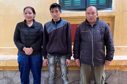Tạm giữ 3 người mua bán tem, vé giả dịp giáp tết