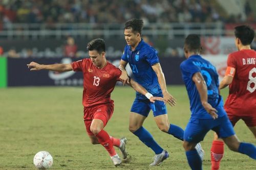 Trưa 14-1, đội tuyển Việt Nam di chuyển sang Thái Lan