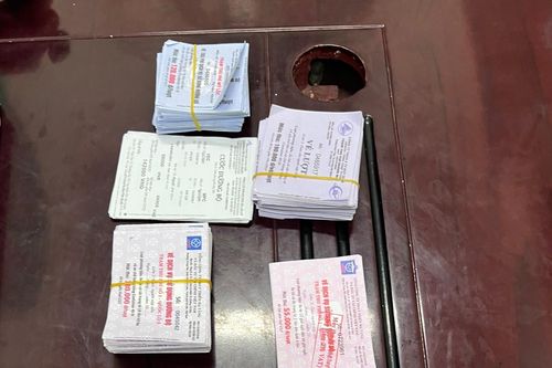 Bắt giữ nhóm đối tượng làm giả vé thu phí đường bộ