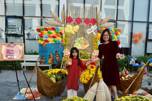 Mang Tết bốn phương vào trường học