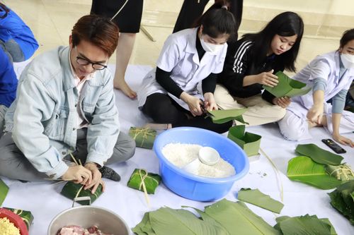 Sinh viên trường Y mang Tết đến học sinh, bệnh nhân nghèo