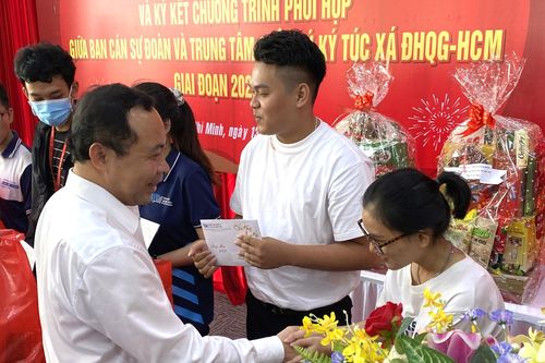 Lãnh đạo ĐHQG TPHCM gặp mặt và trao quà cho sinh viên ăn Tết xa nhà