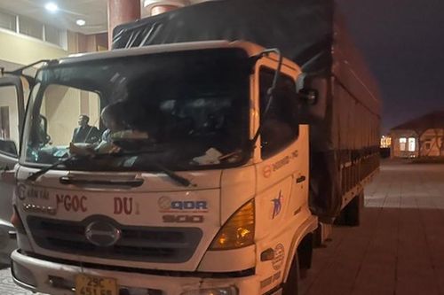 Bắt giữ xe ô tô tải vận chuyển nhiều hàng hóa không hóa đơn chứng từ