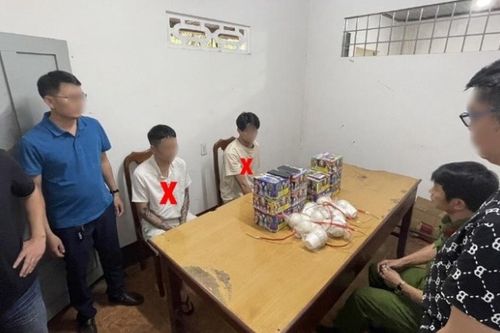 Dùng tài khoản facebook 'ảo' buôn bán pháo hoa