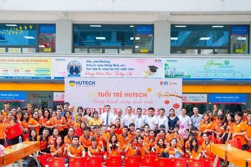 HUTECH chăm lo Tết cho sinh viên khó khăn, không có điều kiện về quê