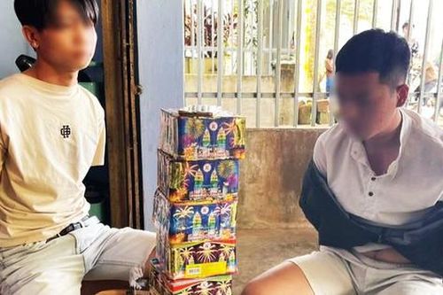 Bắt nhóm đối tượng dùng tài khoản facebook ảo để bán pháo