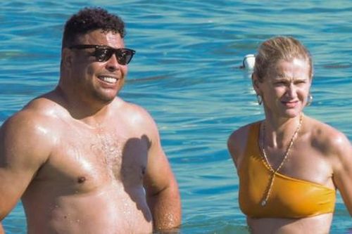 Ronaldo đính hôn với bạn gái người mẫu