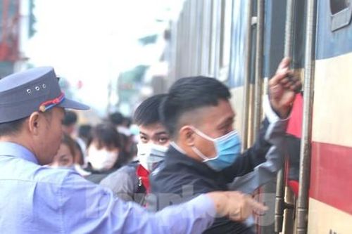 Công nhân khó khăn ở Bình Dương phấn khởi lên 'chuyến tàu miễn phí' về quê ăn Tết