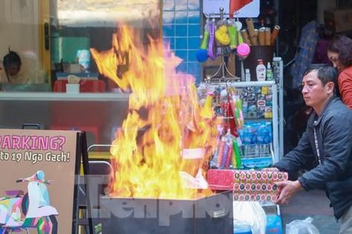 Phố cổ Hà Nội 'đỏ lửa' tiễn sớm ông Công ông Táo chầu trời