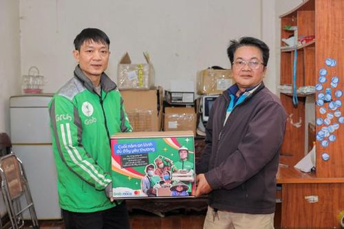 Hơn 5.900 phần quà 'Trao sẻ chia, nhận nụ cười' đến các gia đình khó khăn