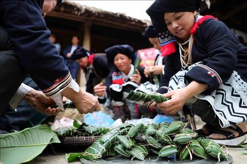 Lên bản Sưng xem người Dao gói bánh chưng đón Tết