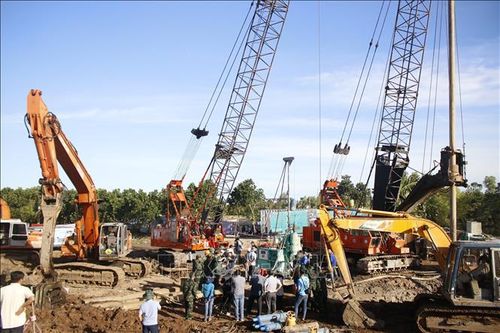 Nhiều khó khăn trong việc đưa thi thể bé Hạo Nam lên mặt đất