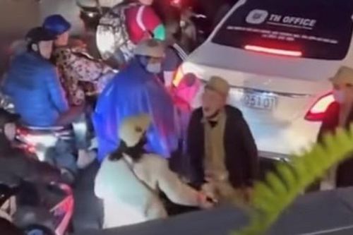 Đề xuất cho thôi việc cán bộ dân phòng chửi bới, tát phụ nữ đi đường