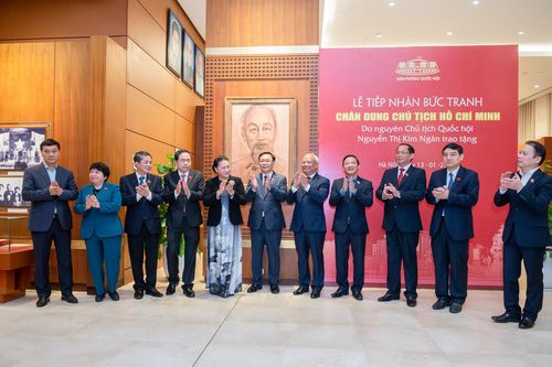 Nguyên Chủ tịch Quốc hội Nguyễn Thị Kim Ngân trao tặng chân dung Chủ tịch Hồ Chí Minh