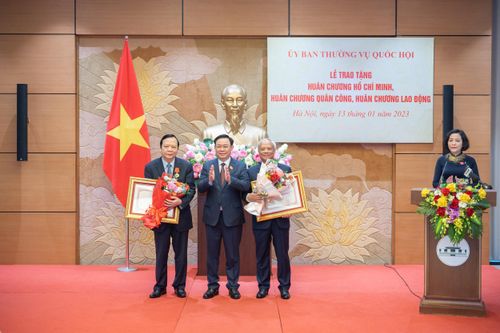 Trao tặng Huân Chương Hồ Chí Minh cho nguyên Phó Chủ tịch Quốc hội Uông Chu Lưu và Huỳnh Ngọc Sơn