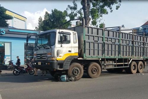 Xe tải va chạm với xe máy điện, 3 học sinh thương vong