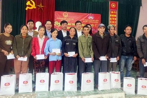 Tặng quà tết các hộ nghèo 5 huyện trong tỉnh