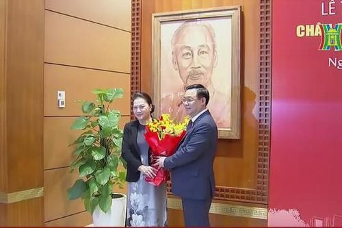 Quốc hội tiếp nhận bức chân dung Chủ tịch Hồ Chí Minh