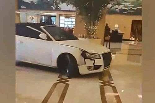 'Xe điên' náo loạn khách sạn ở Trung Quốc