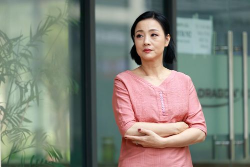 NSƯT Mỹ Duyên trẻ trung, khác lạ trong sitcom 'Thanh xuân mãi cháy'