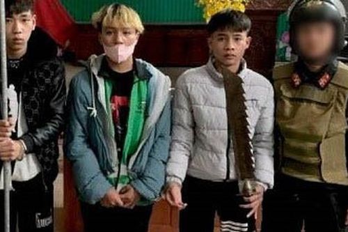 Kiểm tra vi phạm giao thông, phát hiện 3 thanh niên mang theo 'hàng nóng'