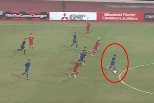 Cầu thủ ĐT Thái Lan ghi bàn thứ hai vào lưới ĐT Việt Nam có việt vị không, theo đúng luật?