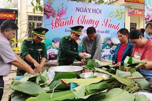 Bộ đội Biên phòng Đắk Lắk gói gần 1.000 bánh chưng tặng người nghèo