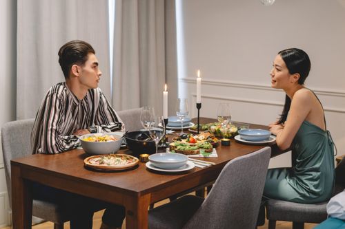 Bố mẹ tìm mọi cách mai mối để con thoát ế, có người yêu trước Tết