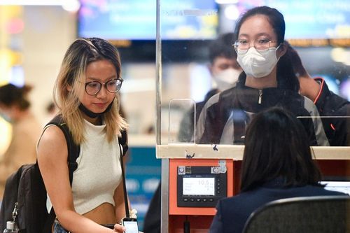 Sợ trễ chuyến, hành khách đến Tân Sơn Nhất trước lúc check-in 4 giờ