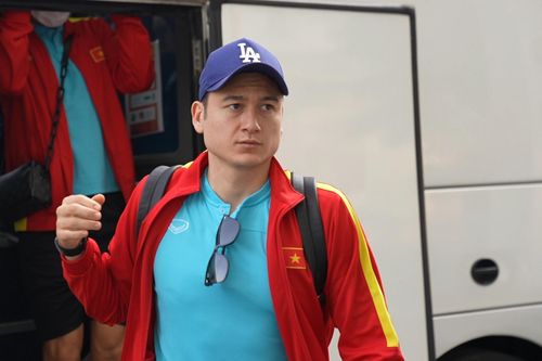 Văn Lâm được CĐV Thái Lan chào đón