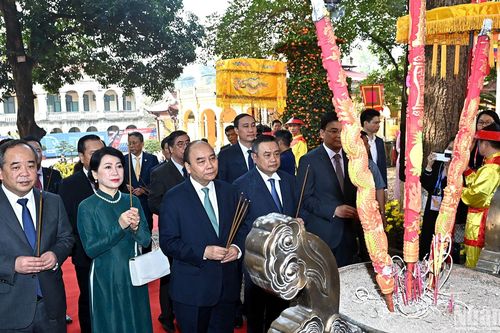 Chủ tịch nước dâng hương tại Điện Kính Thiên, thả cá chép tiễn ông Công, ông Táo