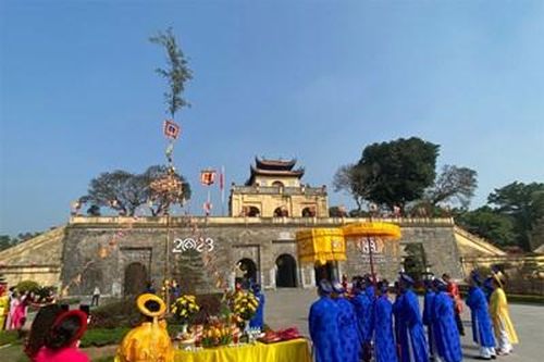Thả cá chép và dựng cây nêu tại Hoàng thành Thăng Long mở đầu chuỗi hoạt động mừng năm mới