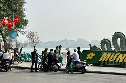 Vận động người dân không thả cá xuống hồ lớn nhất Hà Nội