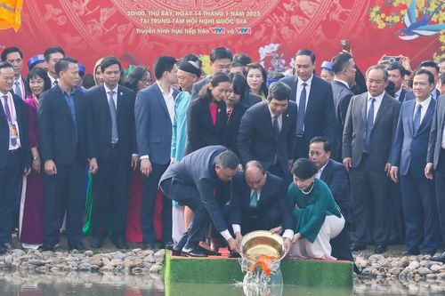 Chủ tịch nước Nguyễn Xuân Phúc cùng kiều bào thả cá chép tiễn ông Công, ông Táo