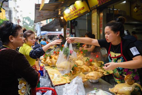 'Gà ngậm hoa hồng' đắt khách trong ngày ông Công ông Táo