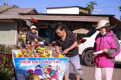Lần đầu tiên bố trí khung đặt tượng ông Táo trên các tuyến đường ở Huế